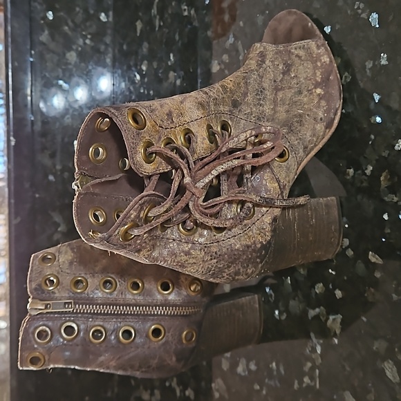 Buckle Shoes - Very Gently Used Buckle Ivy Vine Heeled Boots